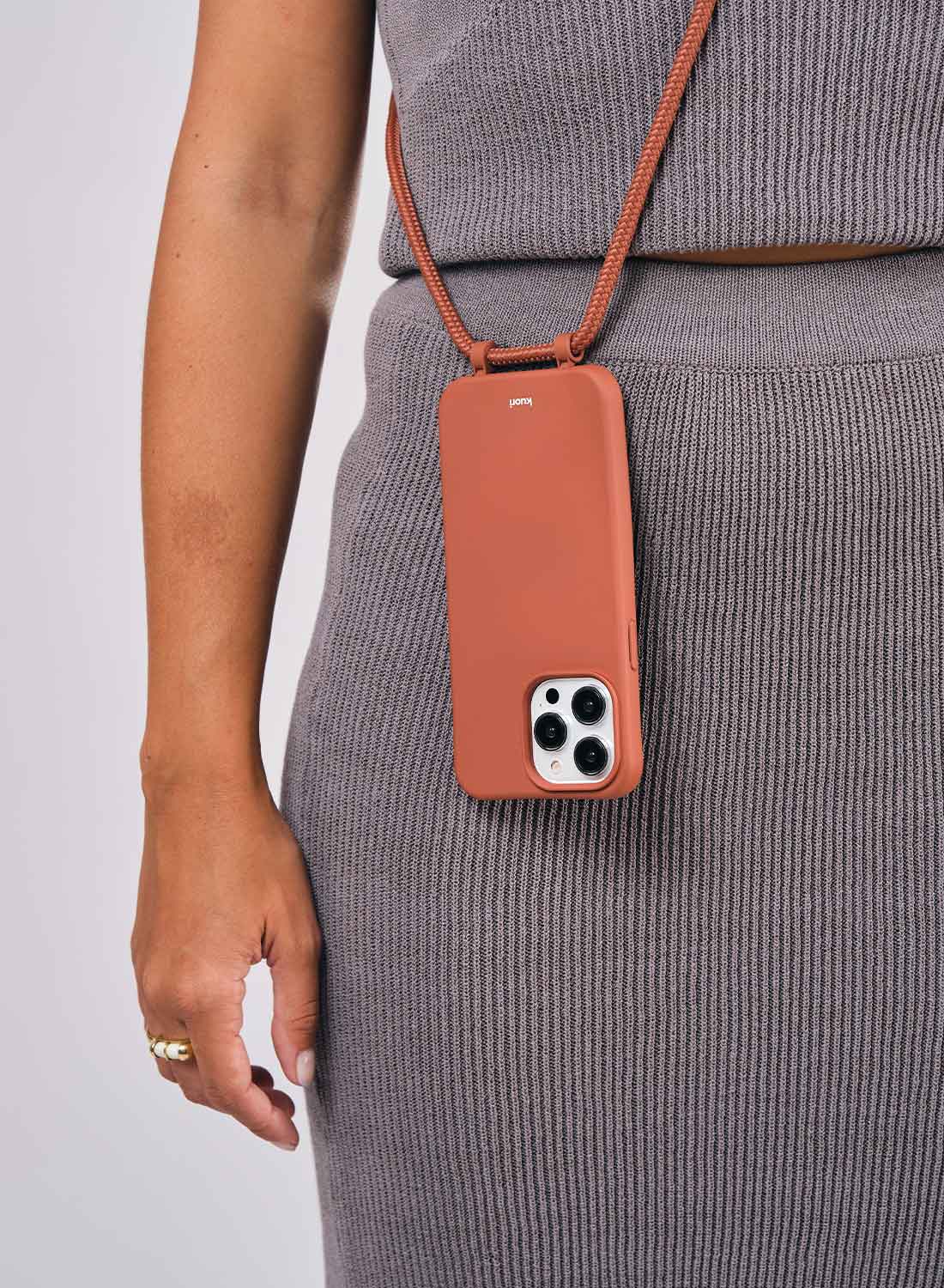 Funda con cuerda para iPhone Brownie