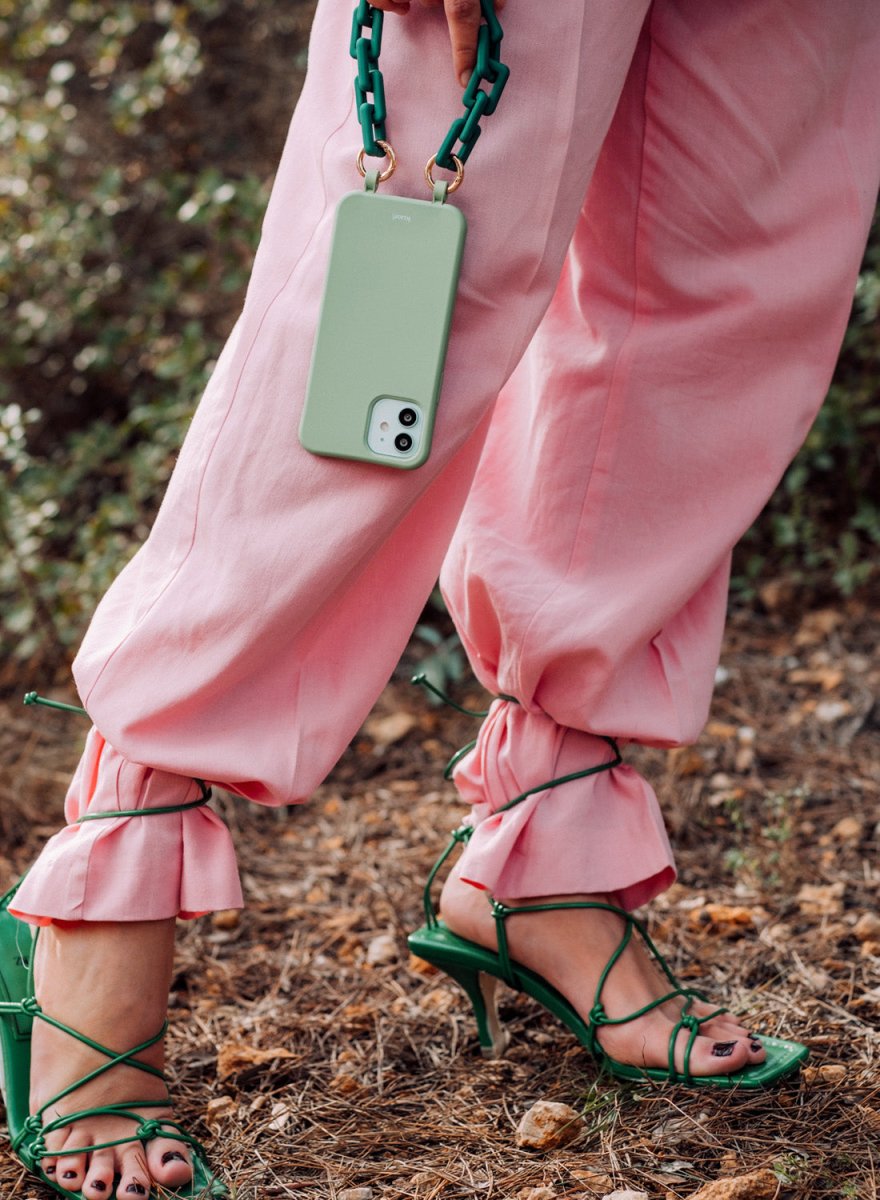 Funda con cuerda ajustable para iPhone Wasabi