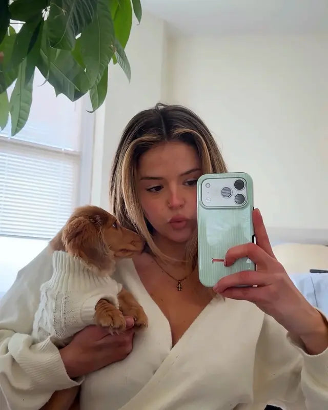 Cliente avec son chien et sa coque Doxie Love