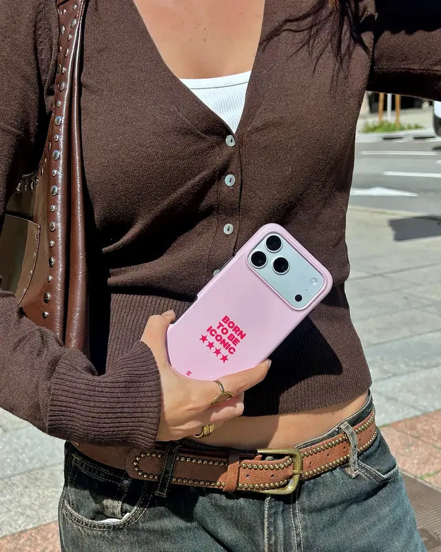Clienta con su funda Born to be Iconic rosa